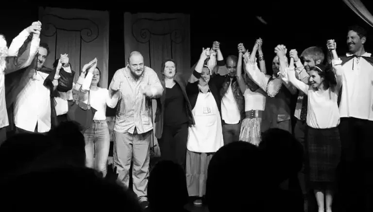 Alumnos de la Escuela de Teatro del Andamio saludando al público sobre el escenario tras una muestra teatral en A Coruña.