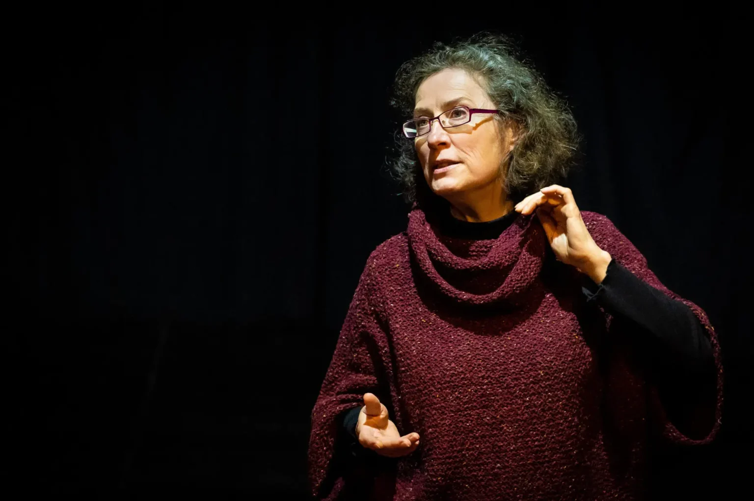 Tatiana Likhacheva, directora de Teatro del Andamio, durante una intervención sobre el escenario.